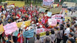 Teks foto: Ratusan Warga Forum Perjuangan Tanah Kota Galuh di Perbaungan, Kabupaten Sumatera Utara adakan aksi di Pengadilan Negeri Serdang Bedagai di Firdaus dan ke DPRD Sergai, Rabu 15 Mei 2024(Beritasore-Azwen)