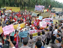 Ratusan Warga Perjuangan Tanah Kota Galuh Geruduk Kantor DPRD Serdang Bedagai