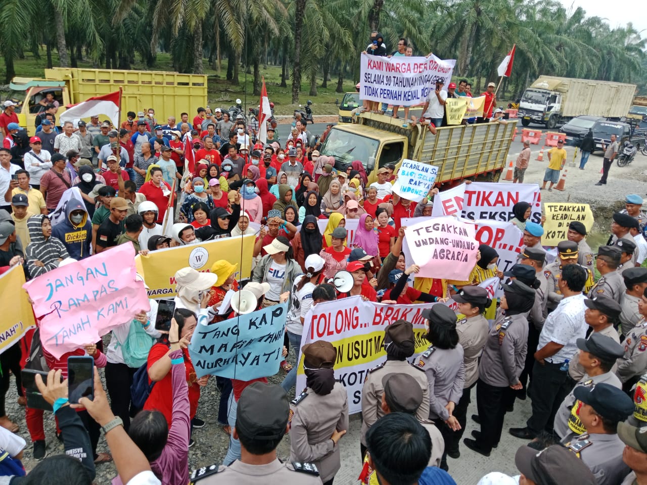 Teks foto: Ratusan Warga Forum Perjuangan Tanah Kota Galuh di Perbaungan, Kabupaten Sumatera Utara adakan aksi di Pengadilan Negeri Serdang Bedagai di Firdaus dan ke DPRD Sergai, Rabu 15 Mei 2024(Beritasore-Azwen)