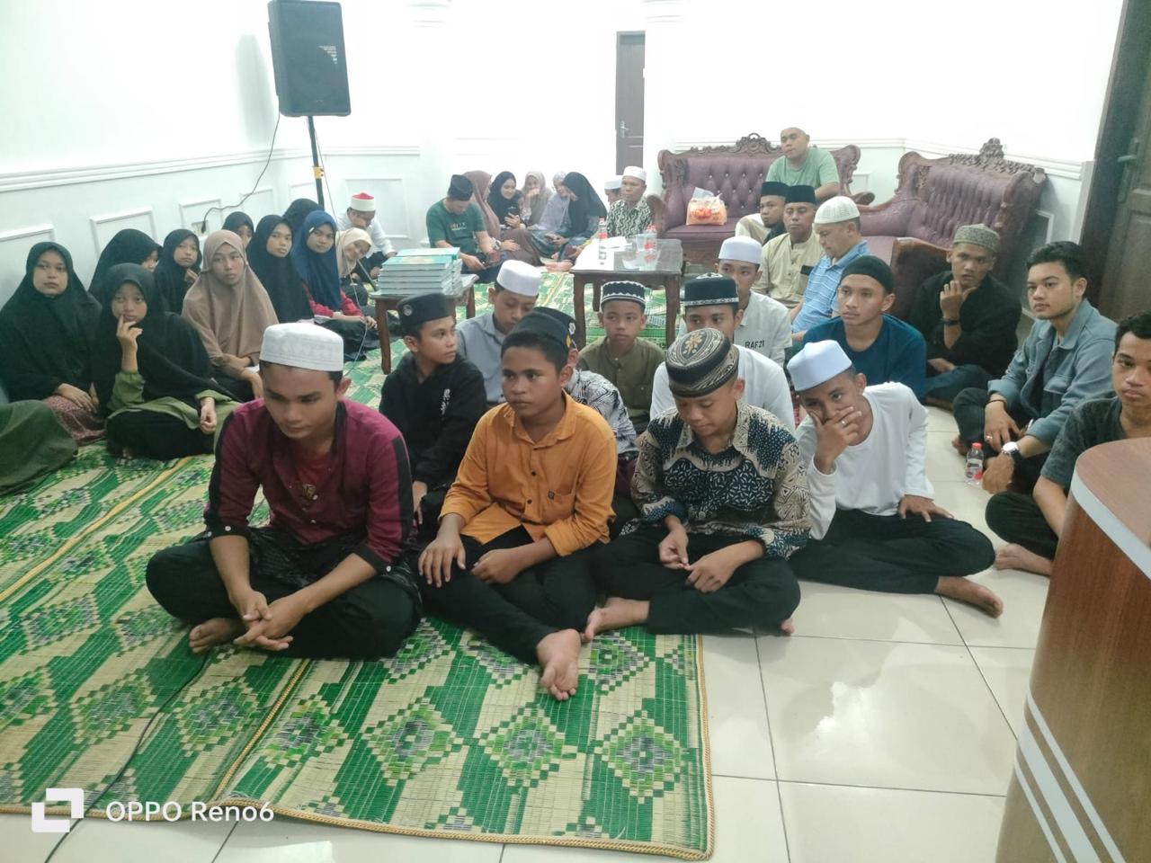 Berita Sore/Birong RT Teks poto: Para kafilah Tapsel saat mengikuti mengikuti kegiatan Training Center (TC) MTQ ke-39 tingkat Provinsi Sumut di Mess Pemkab Tapsel, Jalan STM, Kota Medan, Rabu (15/5/2024).