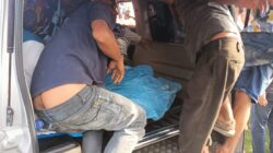 Teks Foto/Beritasore/ist  Korban meninggal dunia saat dievakuasi ke mobil ambulance di Dusun V Desa Pekubuan Kecamatan Tanjungpura, Minggu (19/5/24).