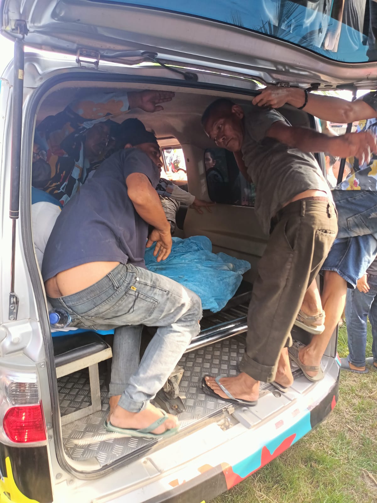 Teks Foto/Beritasore/ist  Korban meninggal dunia saat dievakuasi ke mobil ambulance di Dusun V Desa Pekubuan Kecamatan Tanjungpura, Minggu (19/5/24).