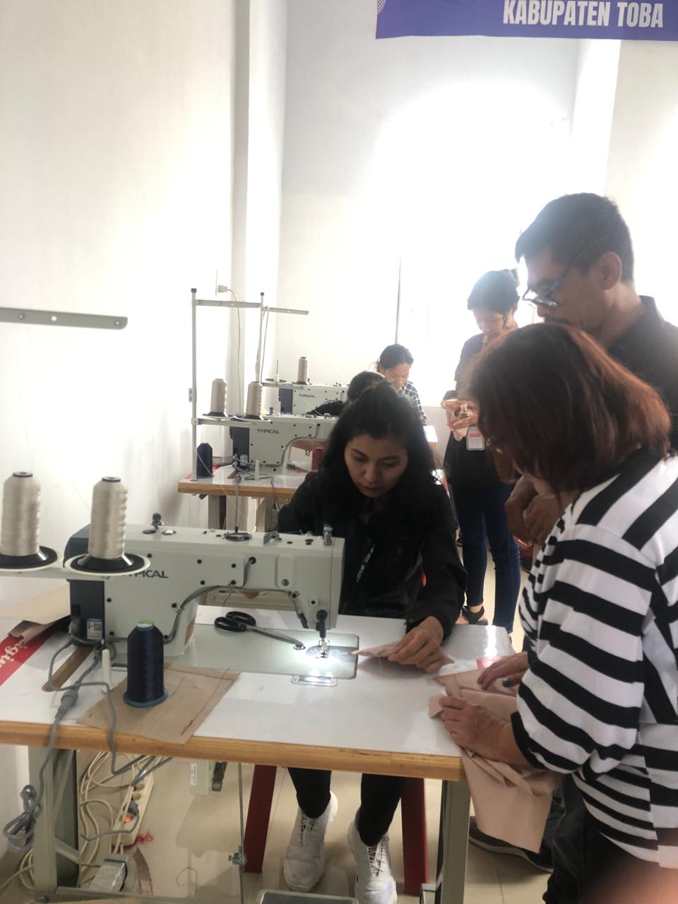 Wastra Tenun Desa Meat Karya Penyandang Disabilitas Melenggang Sampai Jamaica