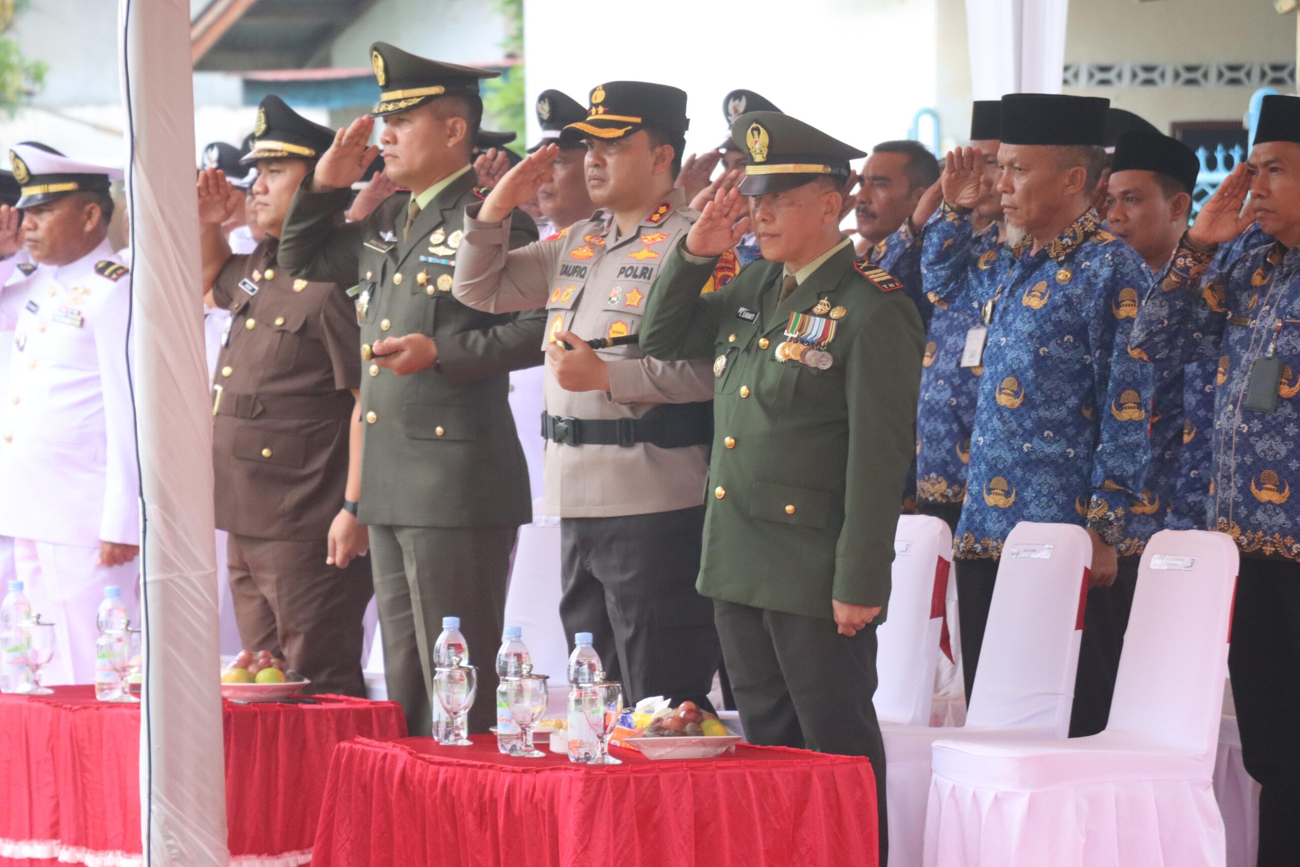 Teks fhoto Kapolres Batu Bara AKBP Taufiq Hidayat Thayeb, SH.,S.I hadari Upacara Hari Kebangkitan Nasional Ke-116 di Lapangan Block Vll di Kecamatan Lima Puluh bersama Unsur Forkopimda Senin (20/5-2024). beritasore/alirsyah