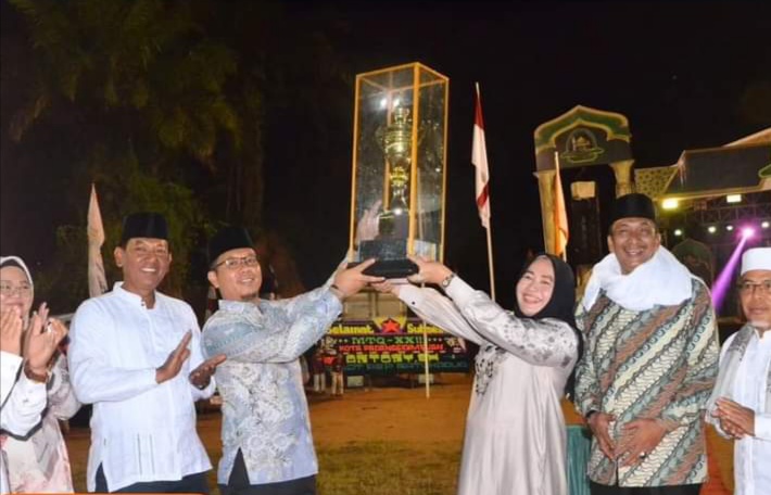 Berita Sore/Burong RT Teks poto: Plt Sekda Kota Padangsidimpuan Roni Gunawan Rambe, S.STP, M. Si saat menyerahkan piala penghargaan kepada Kec.Padangsidimpuan Utara, Minggu (19/5/2024).