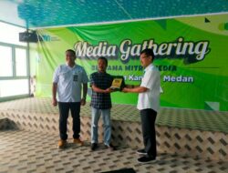 SMSI Kepulauan Nias Terima Cenderamata Berupa Plakat  PT Pegadaian Kanwil 1 Medan