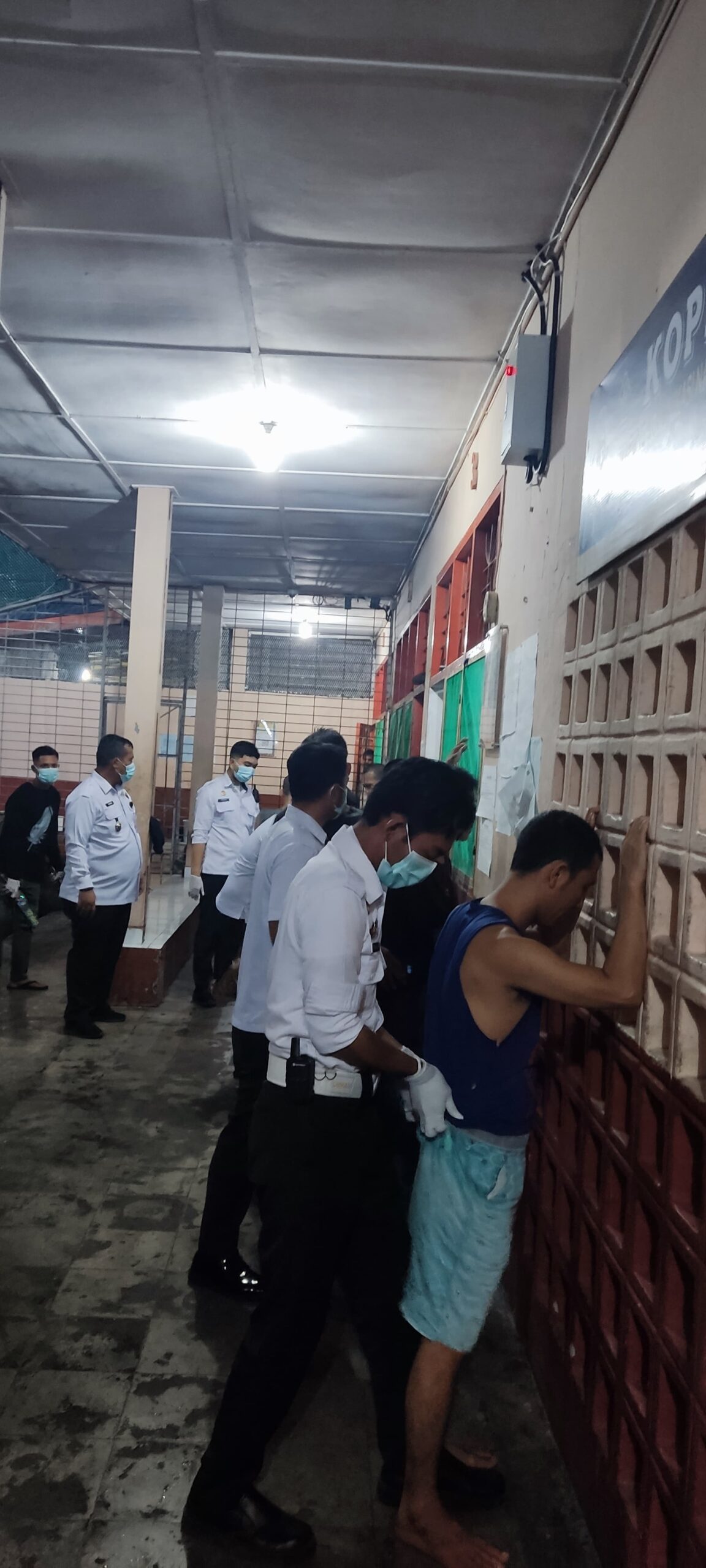 Teks fhoto Kepala Lembaga Pemasyarakatan Kelas IIA Labuhan Ruku Alexander Lisman Putra didampingi Humas Lapas Rizky, Plh KPLP Franda Wijaya menggelar razia rutin teralis besi dalam rangka deteksi dini gangguan terhadap keamanan dan ketertiban (Kamtib) Kamis (23/5-2024).beritasore/alirsyah