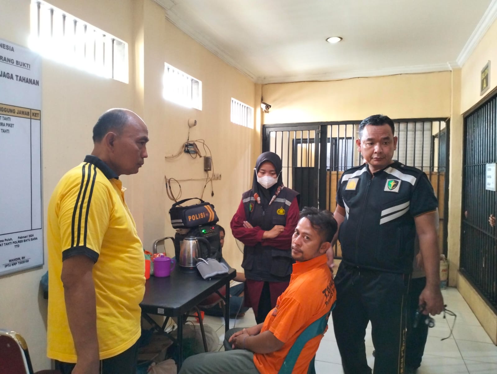 Teks fhoto pastikan Kondisi Tahanan Sehat Sat Tahti bersama Sie Dokkes Polres Batu Bara rutin cek Kesehatan Tahanan Jum'at (24/5-2024).beritasore/alirsyah