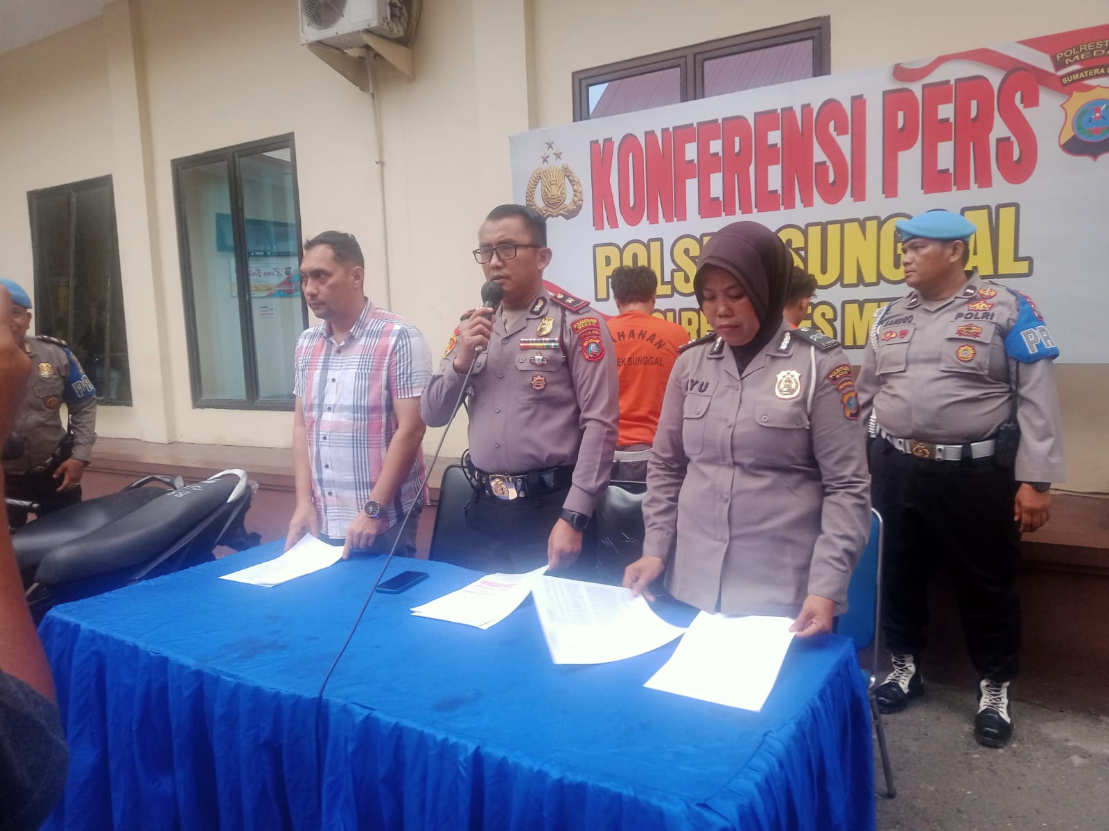Teks.Kapolsek Sunggal.Kompol.Bambang.G.Hutabarat.SH.MH.saat mengelar Pres Rilis 363 di halaman Polsek Sunggal