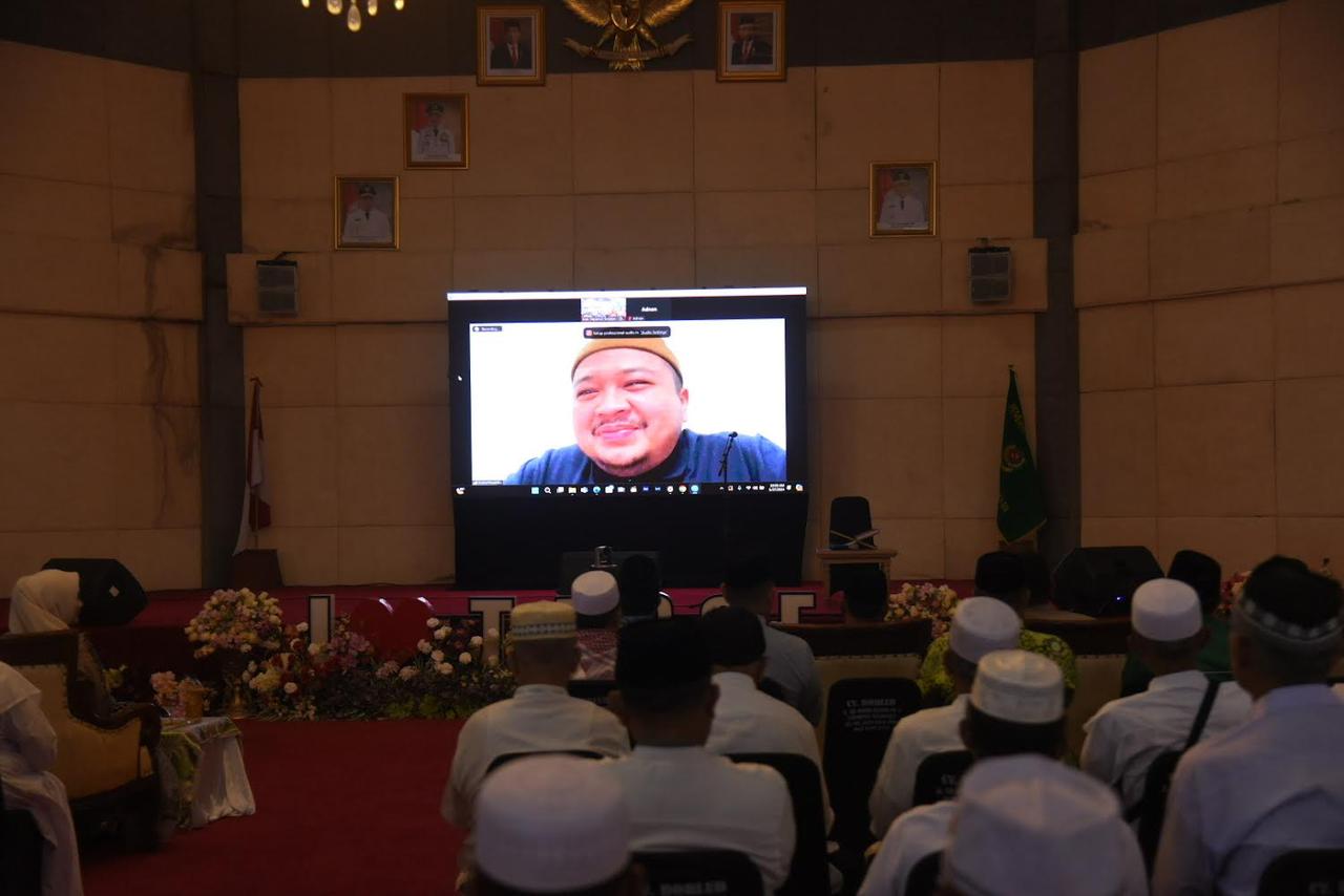 Berita Sore/Birong RT Teks poto: Bupati Tapanuli Selatan Dolly Pasaribu saat memberikan semangat kepada 220 jch Tapsel melalui zoom meeting di Gedung Serba Guna Sarasi, Komplek Perkantoran Pemerintahan Tapanuli Selatan, Jalan Prof Lafran Pane, Sipirok, Senin (27/5/2024).