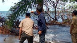 Kalakha BPBD, Al-Husni bersama warga turun langsung melihat banjir rob dan kecamuk ombak di wilayah desa Pulo Sarok Singkil, warga minta segera dilakukan penanganan intensif. (M.Zaelani Sidik/berita sore)