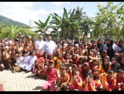 Dorong Semangat Siswa, Bupati Tapsel Bagikan Susu Gratis