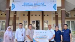 BSI Maslahat Wakafkan 20 Kursi Roda Untuk Calhaj Lansia dan Disabilitas Embarkasi Makassar