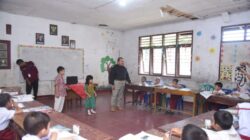 Bupati Tapsel Bagikan Susu Gratis ke Siswa SD di Pargarutan