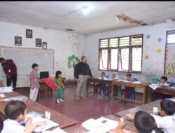 Bupati Tapsel Bagikan Susu Gratis ke Siswa SD di Pargarutan