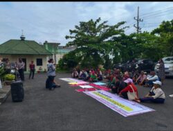 Ketuanya Disidangkan, Masyarakat Lumban Ambarita Demo  PN Simalungun