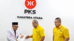 FORMULIR: Ketua DPD Partai Golkar Sumut Dr H Musa Rajekshah (Ijeck) diwakili Sekretaris DPD Golkar Sumut Ilhamsyah mengambil formulir pendaftaran balon Gubernur Sumut ke DPW PKS Sumut, Jalan Kenangan Raya, Kota Medan, Jumat (17/5/2024).