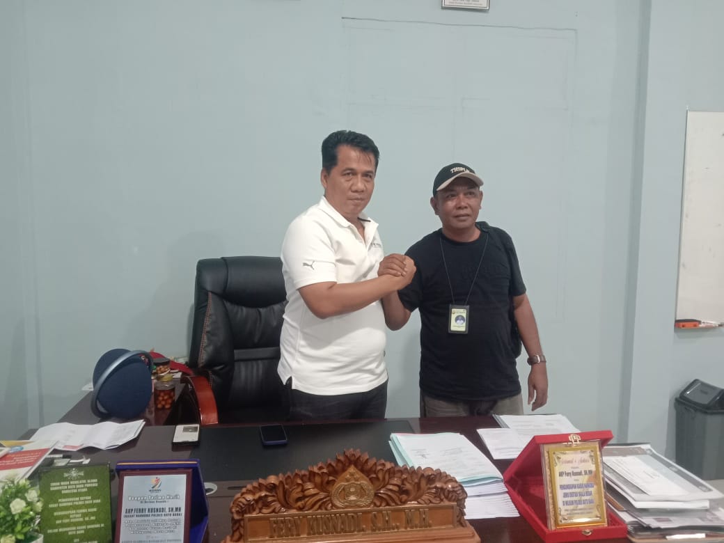 Teks fhoto Kasat Narkoba Polres Batu Bara AKP Fery Kuanadi S,H.M,H bersama Hamdani Batubara Wakil Kepala Devisi Perkumpulan Wartawan (PW) Fast Respon Nusantara (FRN) mengapresiasi kinerja Polres Batu Bara Jum'at (31/5-2024).beritasore/alirsyah