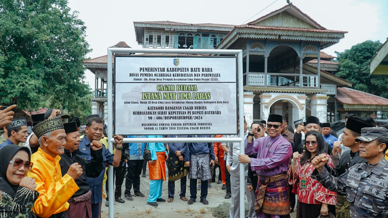 Teks fhoto Pejabat (Pj) Bupati Batu Bara Nizhamul, S.E, M.M didampingi Zuriat Dato' Lima Laras, FORKOPIMDA Batu Bara Resmi Jadi Cagar Budaya Jum'at (31/5-2024).