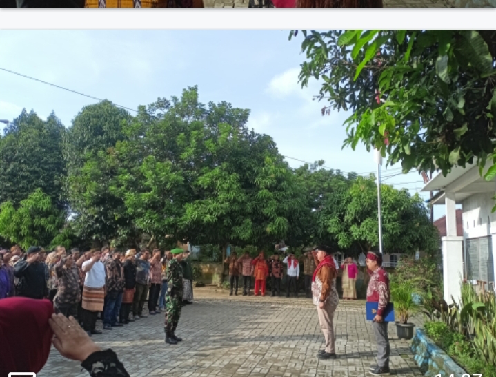 Teks.Sekcam Kec.Sunggal DS.Feri.P.Ginting sebagai pembina upacara hari lahir Pancasila