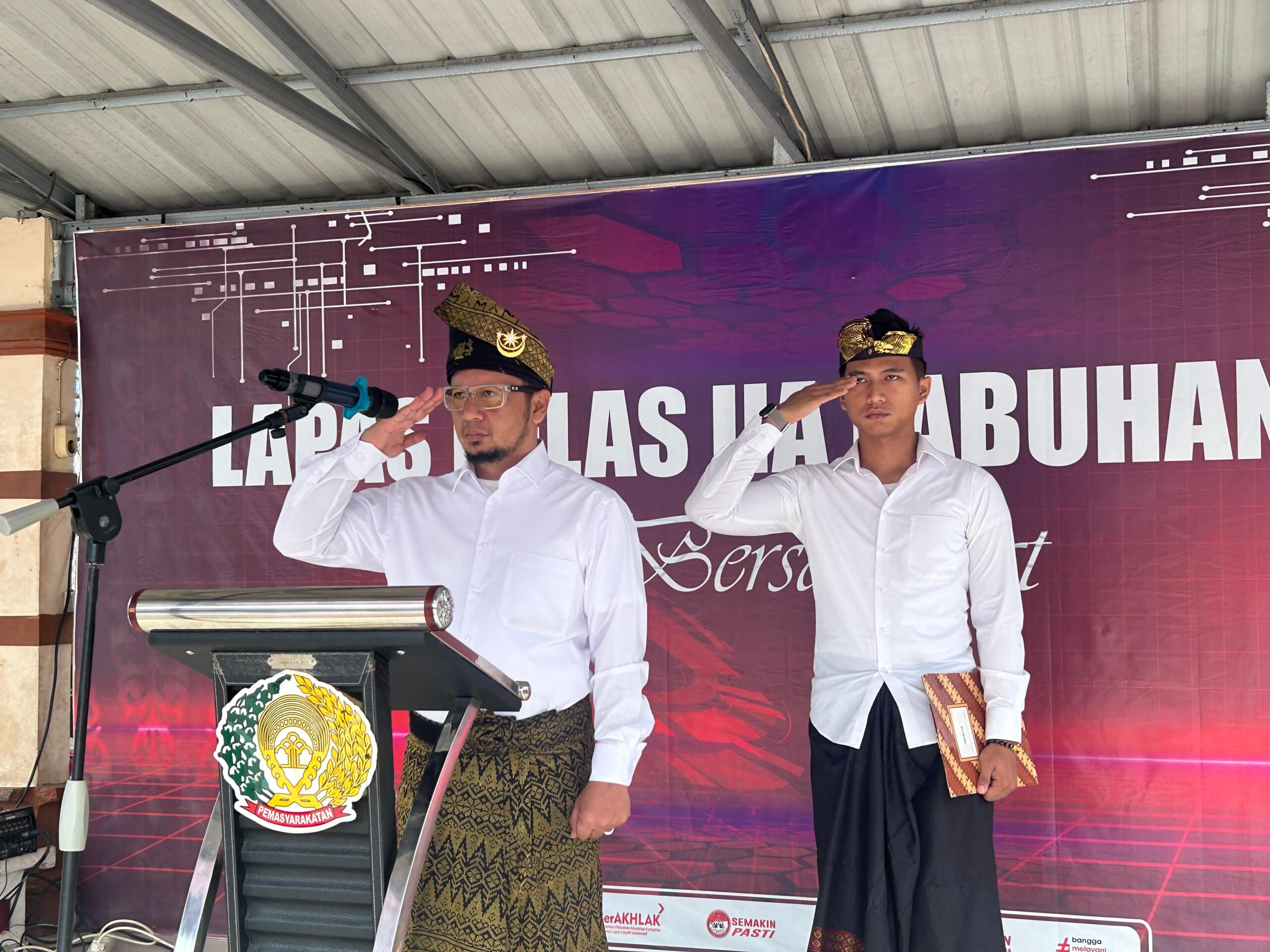 Teks fhoto Kepala Lembaga Pemasyarakatan Kelas IIA Labuhan Ruku UPT di lingkungan Kantor Wilayah Kemenkumham Sumatera Utara Alexander Lisman Putra menggelar upacara peringatan Hari Lahir Pancasila Tahun 2024 dilapangan Lapas Labuhan Ruku Sabtu (1/6-2024).