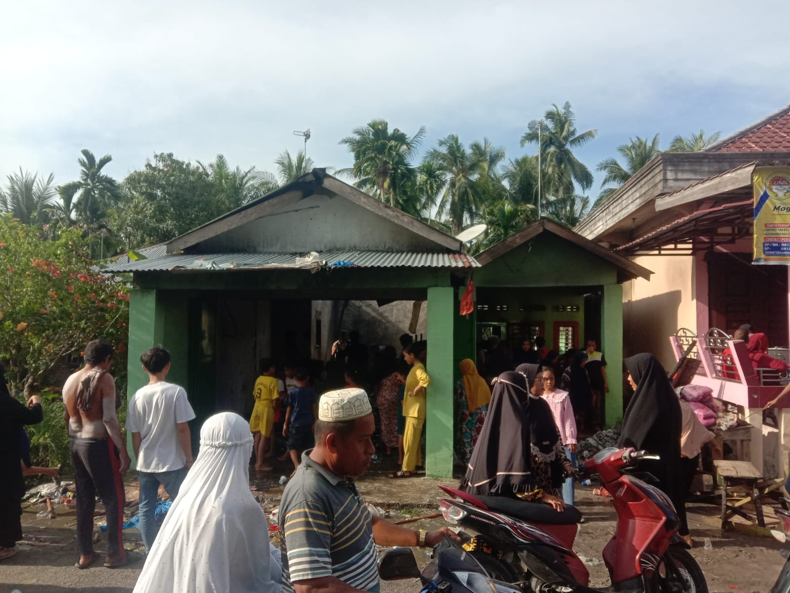 Teks fhoto Rumah seorang janda Dawo (56) di Dusun II Desa Mekar Laras Kecamatan Nibung Hangus Kabupaten Batu Bara ludes terbakar dilalap sijago merah sekira Pukul 3.00 Wib Sabtu (1/6-1014).beritasore/alirsyah