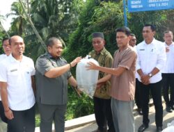 Bupati Tapsel Serahkan Ribuan Benih Ikan Tawar di Angkola Selatan