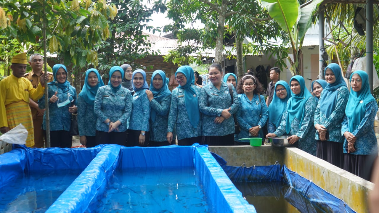 Beritasore/ist: TP.PKK Kabupaten Langkat dalam UP2K PKK di Desa Stabat Lama, Kabupaten Langkat, Senin (3/6/2023).