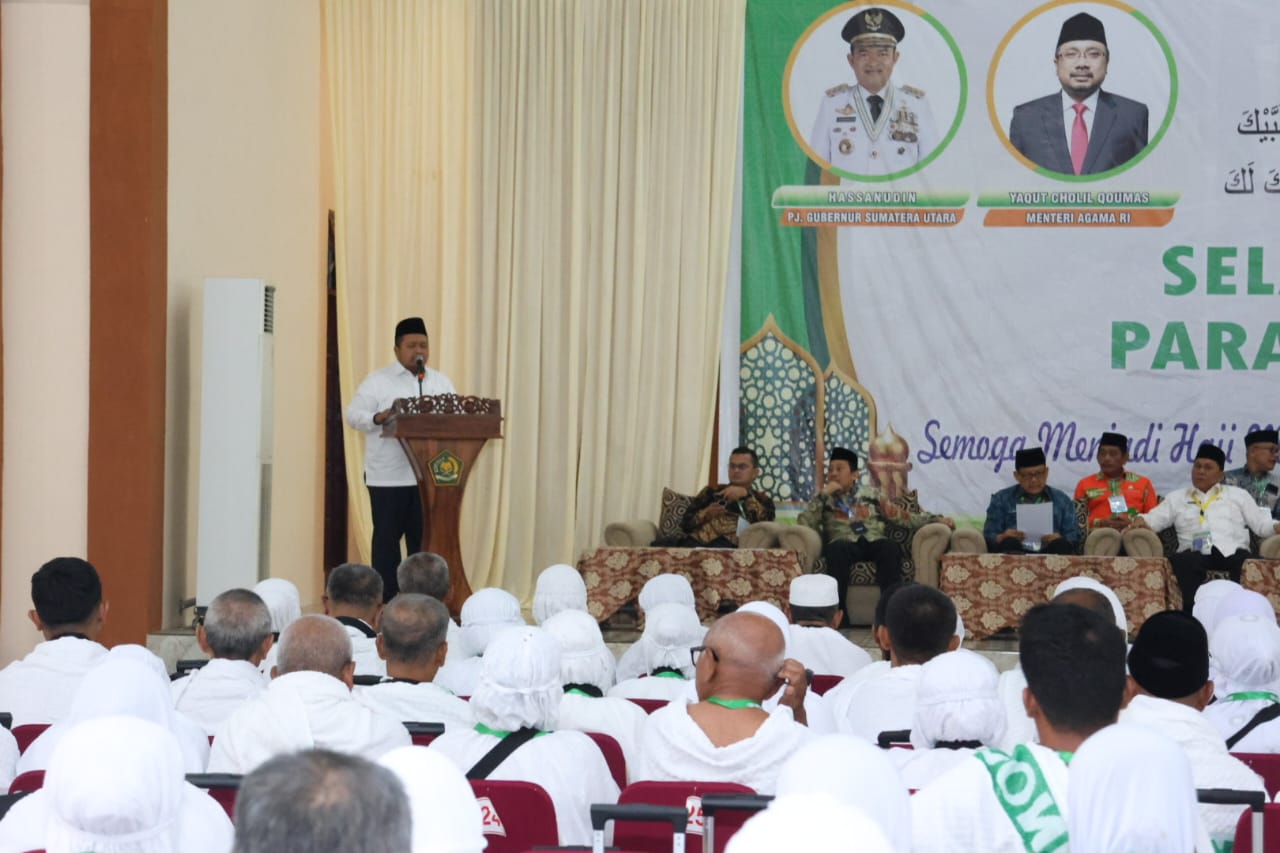 Berita Sore/Birong RT Teks poto: Bupati Tapsel Dolly Pasaribu di dampingi Ketua TP PKK Ny Rosalina Dolly Pasaribu saat melepas 222 Calhaj Tapsel menuju Bandara Kuala Namu International Airport (KNIA), Jumat (7/6/2024) pagi.