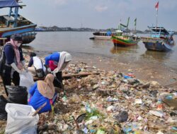 PGN Aksi Bersih Pantai di Pantai Teluk Labuan