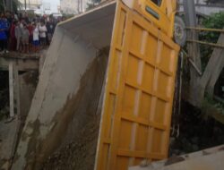Jembatan Sei Batang Serangan Ambruk,  1 Truk Terperosok