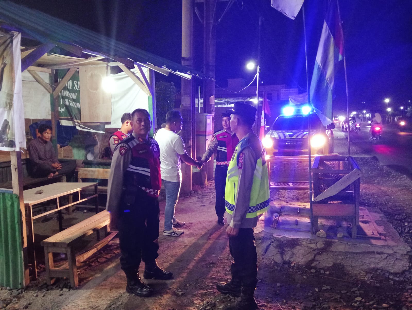 Teks fhoto Malam Takbiran Hari Raya Idul Adha 10 Zhulhijah 1445 H/2024,Polres Batu Bara menerjunkan ratusan Personil di wilayah hukum Polres Batu Bara guna memastikan keamanan dan ketertiban ditengah-tengah masyarakat Umat Muslim yang sedang beribadah Minggu (16/6-2024) malam. beritasore/alirsyah