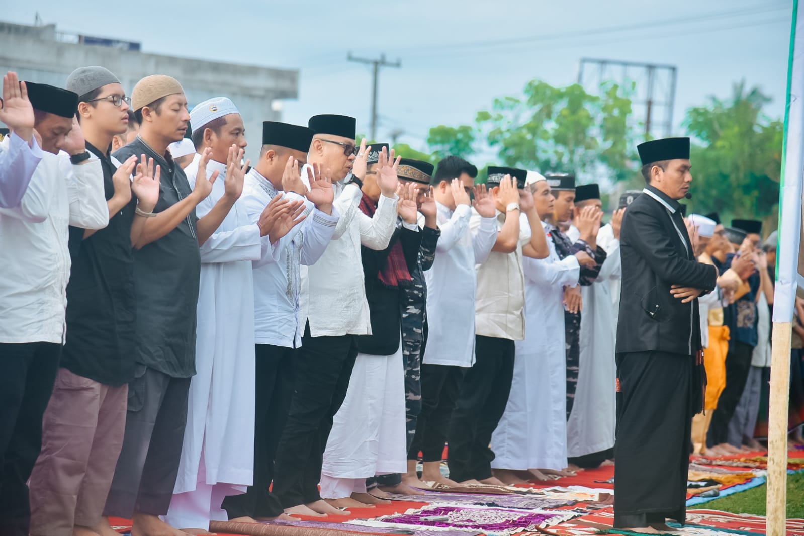 Teks fhoto Penjabat (Pj) Bupati Batu Bara Nizhamul, S.E, M.M beserta Kapolres Batu Bara AKBP Taufik Hidayat Thayeb, Kajari Batu Bara Diky Octavia melaksanakan Sholat Idul Adha 1445 Hijriah bersama ratusan masyarakat dilapangan Indrapura Senin (17/06/2024).beritasore/alirsyah