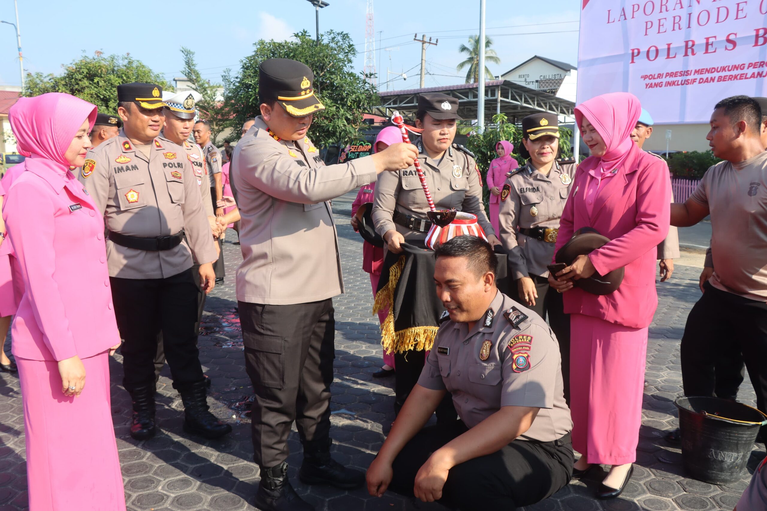 Teks fhoto: Kapolres Batu Bara AKBP Taufiq Hidayat Thayeb S.H, S.I.K didampingi Wakapolres, Pejabat Utama Polres, Kapolsek jajaran, serta seluruh personel menggelar upacara Korps Raport kenaikan Pangkat 16 anggota Personil Polres Batu Bara Periode 01 Juli 2024 di Lapangan Apel Moko Polres Batu Bara Selasa (02/07/2024).beritasore/alirsyah