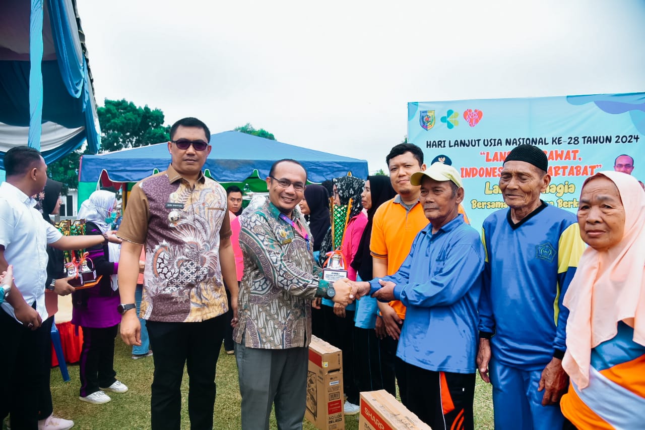 Teks fhoto Penjabat (Pj) Bupati Batu Bara H.Heri Wahyudi Marpaung, S.STP, M.AP, bersama Pj.Ketua Tim Penggerak Pemberdayaan Kesejahteraan Keluarga (TP PKK) Batu Bara,Kepala Dinas Kesehatan Pengendalian Penduduk Keluarga Berencana (P2KB) dr.Deni Syahputra peringati Hari Lanjut Usia Nasional (HLUN) tahun 2024 di Lapangan Bola Kali Blok 8, Kelurahan Lima Puluh Kota Kecamatan Lima Puluh Kamis (04/07/2024).beritasore/alairsyah