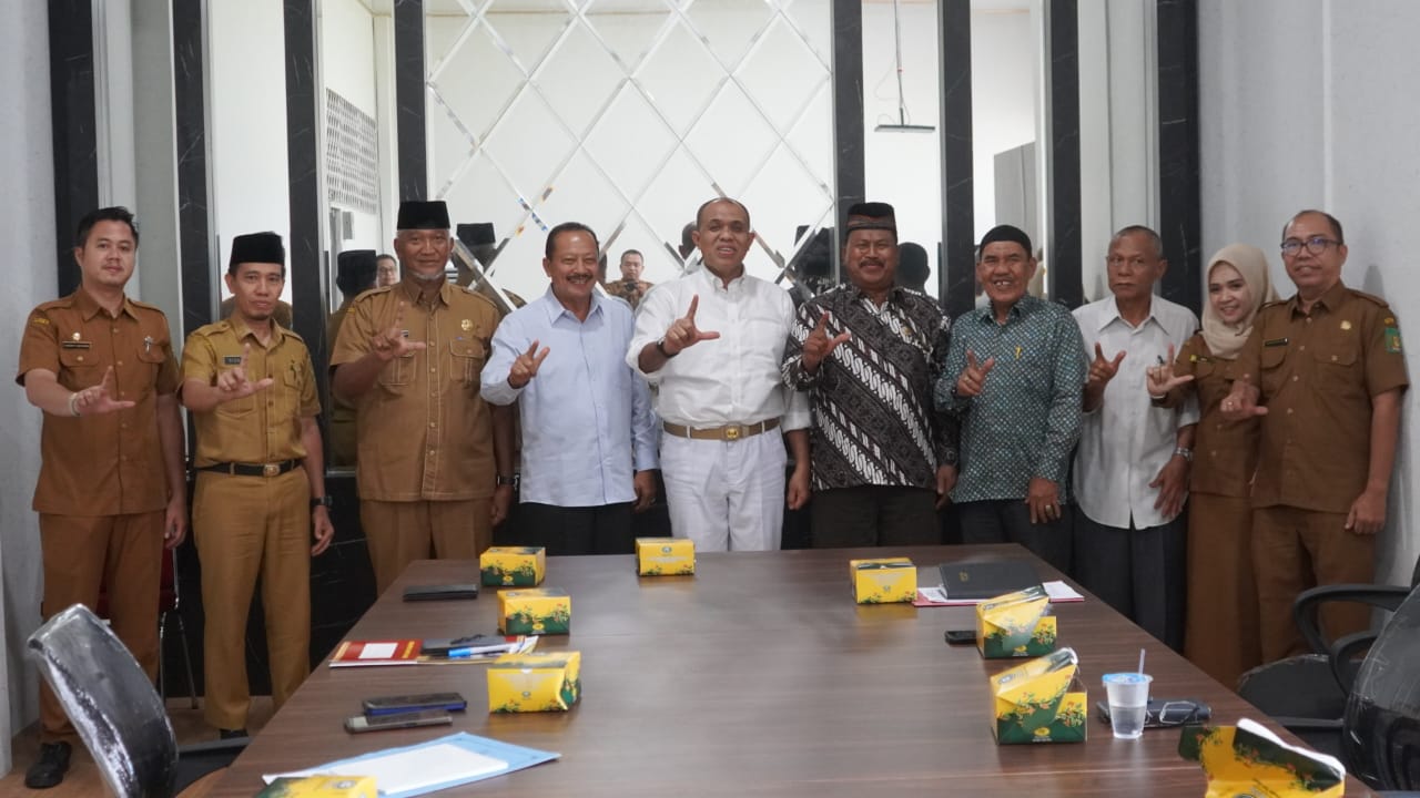 Teks Foto/Beritasore/ist   Pj Bupati Langkat H.M.Faisal Hasrimy AP,M.AP  menerima audensi Panitia HUT Koperasi  ke 77 Langkat  di Ruang Rapat Bawah Kantor Bupati Langkat,Senin (1/7/2024)