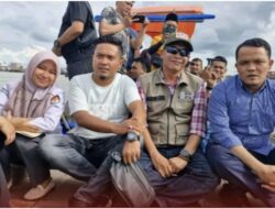 Pastikan Manitoring Coklit, Ketua KPU Batubara Kunjungi 2 Desa Pakai Sampan