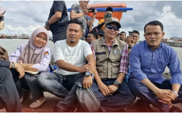 Teks fhoto memastikan monitoring coklit Pilkada serentak Tahun 2024 berjalan lancar dan terlaksana dengan baik, Komisi Pemilihan Umum (KPU) Kabupaten Batu Bara kunjungi 2 Desa terluar naik Sampan.beritasore/alirsyahB