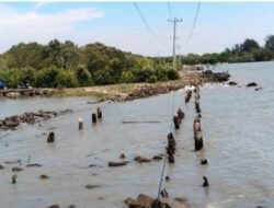 Jalan Hancur Diterjang  Gelombang Laut, 13 Pelajar Tenggelam Di Tanjung Tiram