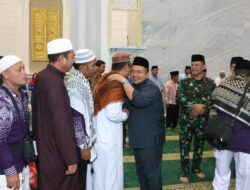 Bupati Tapsel Sambut Kedatangan Jemaah Haji Penuh Haru