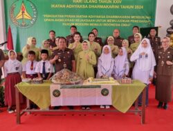 Peringatan Hari Ulang Tahun (HUT) Ikatan Adhyaksa Dharma Karini tahun 2024 di Kejari Palas dirangkai dengan pemberian santunan pendidikan kepada anak berprestasi. Minggu (21/7) (Berita/Ist)