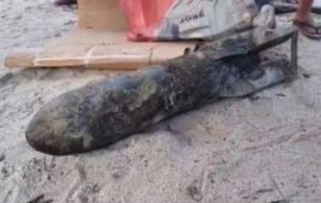 Berita Sore/alirsyah: Polisi memasang police line di lokasi ditemukannya benda berbentuk mortir di bawah jembatan tepi sungai Tanjung Kelurahan Indrapura Kecamatan Air Putih, Kabupaten Batubara akhirnya diledakkan tim Jihandak Polda Sumut Senin (20/7/2024).