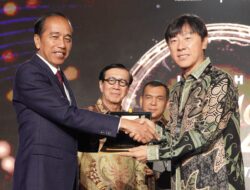 Presiden Rl Serahkan Golden Visa 10 Tahun  Ke Pelatih Timnas Sepakbola Shin Tae Yong