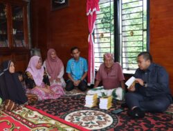 Bupati Tapsel Bagikan Surat Yasin Di Angkola Timur