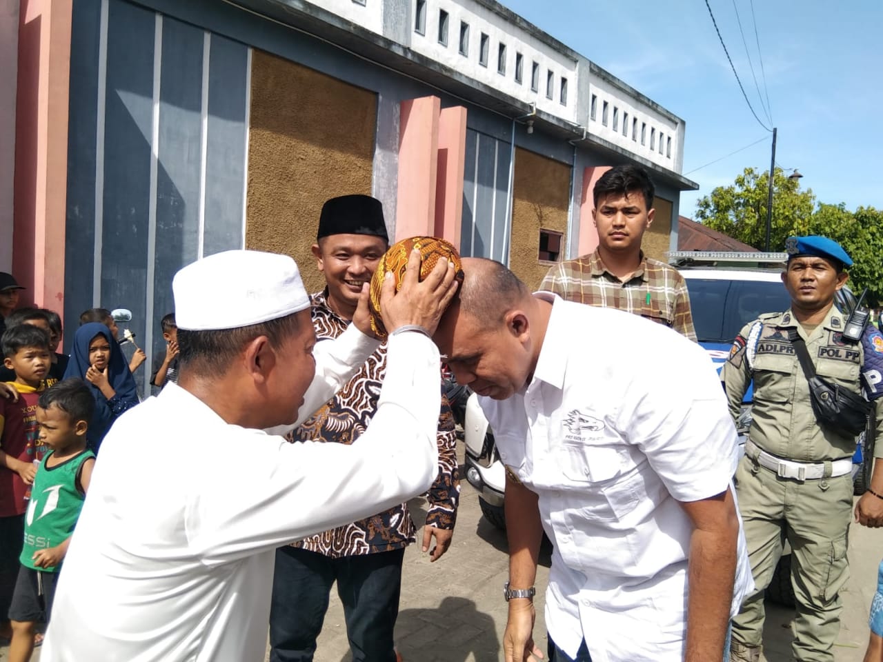 Teks Foto/Beritasore/ist  Pj. Bupati Langkat, H.M. Faisal Hasrimy, AP, M.AP, menghadiri acara Bersih Desa  menyambut Tahun Baru Islam/Muharam 1446 H/2024 M di Gedung Serbaguna Desa Sambirejo, Kecamatan Binjai, Minggu (28/7/2024) sore.