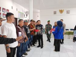 Jelang HUT Ke 79 RI, Camat Pulau Rakyat Bagikan Bendera Merah Putih