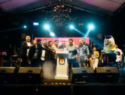 KPU Dan Pj Batubara Teken Tombol Maskot Pilkada 2024