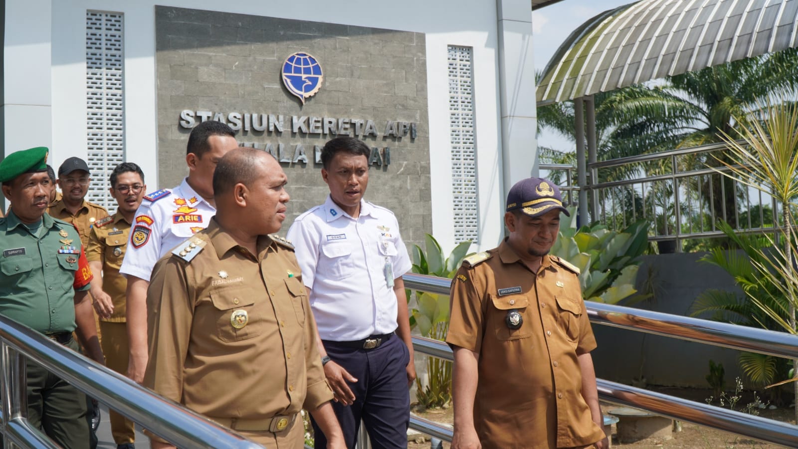 Teks Foto/Beritasore/ist   Pj Bupati Langkat H.M. Faisal Hasrimy, AP, M.AP  meninjau Stasiun Kereta Api Kwala Bingai di Desa Banyumas, Kecamatan Stabat, Langkat ,Selasa (30/7/2024).