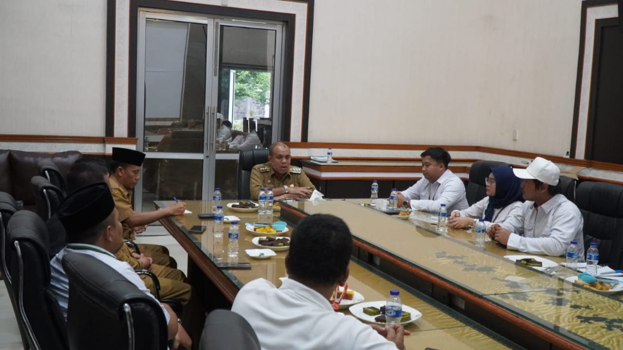 Teks Foto/Beritasore/ist  Pj. Bupati Langkat H. M. Faisal Hasrimy, AP, M.AP, menyambut hangat kehadiran perwakilan dari PT. HK di Rumah Dinas Bupati, Selasa (30/09/2024) sore. 