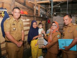 Wali Kota P. Siantar Berikan Bantuan Kepada Keluarga Beresiko Stunting